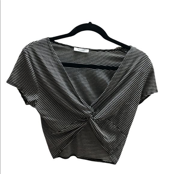 BLACK & WHITE STRIPPED FRONT KNOT CROPPED TOP - Picture 1 of 5